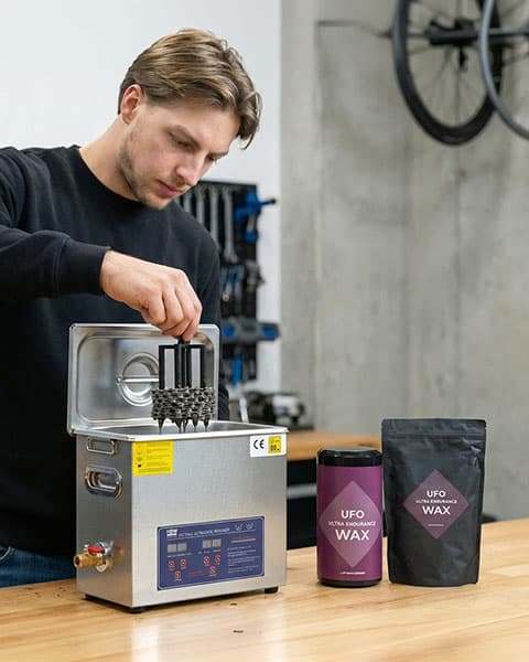 Ultrasoon reinigen van een fietsketting bij KokkieBikes voor maximale hechting van UFO Hotwax